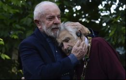 De todos los presidentes que he conocido, él es la persona más extraordinaria, dijo Lula en la residencia de Mujica. Foto: Dante Fernandez / AFP