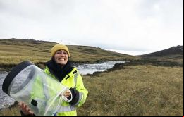La Dra. Valeria Mazzola habla sobre las torres de Flujos de Carbono, y el trabajo ha revelado que una buena cobertura con pastos blancos propios de las Islas significan menos emisiones de carbono (X)