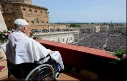 El Domingo de Pascua, Francisco apareció en silla de ruedas en la Plaza de San Pedro para pronunciar la tradicional bendición pascual Urbi et Orbi con ayuda de un asistente
