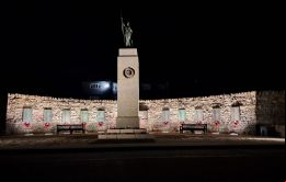 A las 11:00 horas se llevará a cabo un desfile y una ceremonia de colocación de ofrendas florales frente al Monumento a la Liberación. Foto: MercoPress