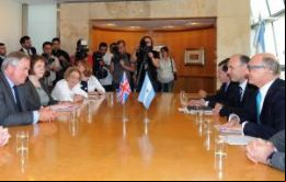 La delegación británica comparten la mesa con Timerman y sus asesores 