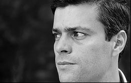 La orden de arresto es contra Leopoldo López, quien lideró las protestas que derivaron en incidentes con al menos tres muertos 