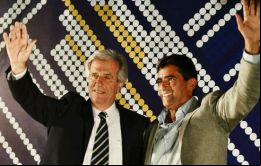  Vázquez y Sendic saludan a la multitud que se congregó en el centro de Montevideo para festejar el triunfo