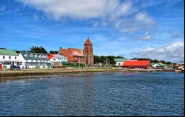Las Islas Falkland se encuentran a la vanguardia de los Territorios Británicos de Ultramar en materia de autogobierno, democracia, responsabilidad y desarrollo social.
