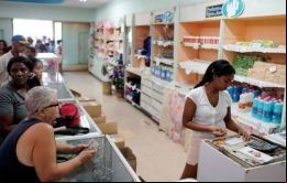 Las estanterías de las tiendas locales han estado cada vez más desabastecidas en los últimos meses debido a la falta de artículos como pollo, harina y huevos