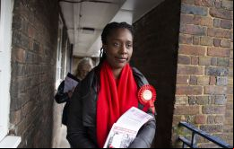El otro día un diputado conservador vino directo hacia mí, me dio su bolso y me pidió que se lo guardase, dijo la diputada laborista Abena Oppong-Asare 